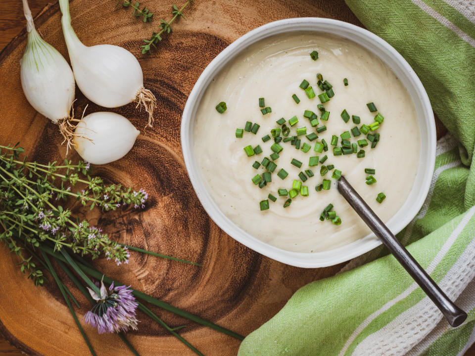 A la crema de coliflor (de espárragos o guisantes) le puedes añadir lentejas rojas, calabacín, manzana o mango. Y siempre viene bien añadir verduras cortadas a tiras o a cuadritos. (Foto: Getty)