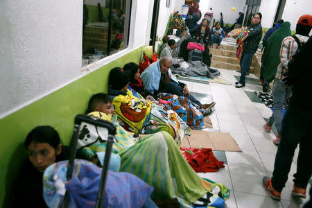 Migrantes venezolanos se refugian dentro del edificio del Centro Internacional de Servicios Fronterizos en el Puente Internacional Rumichaca, en Tulcán, Ecuador, 18 agosto del 2018. REUTERS/Luisa Gonzalez