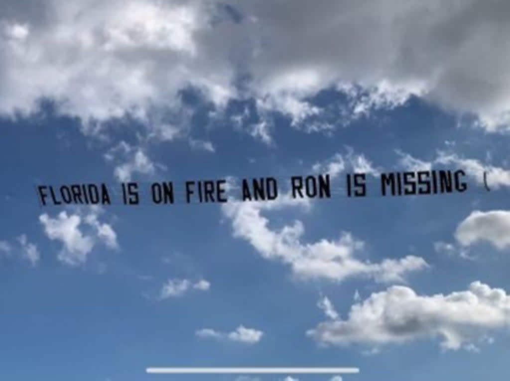 A plane tows a banner trolling Ron DeSantis (Remove Ron/Twitter)