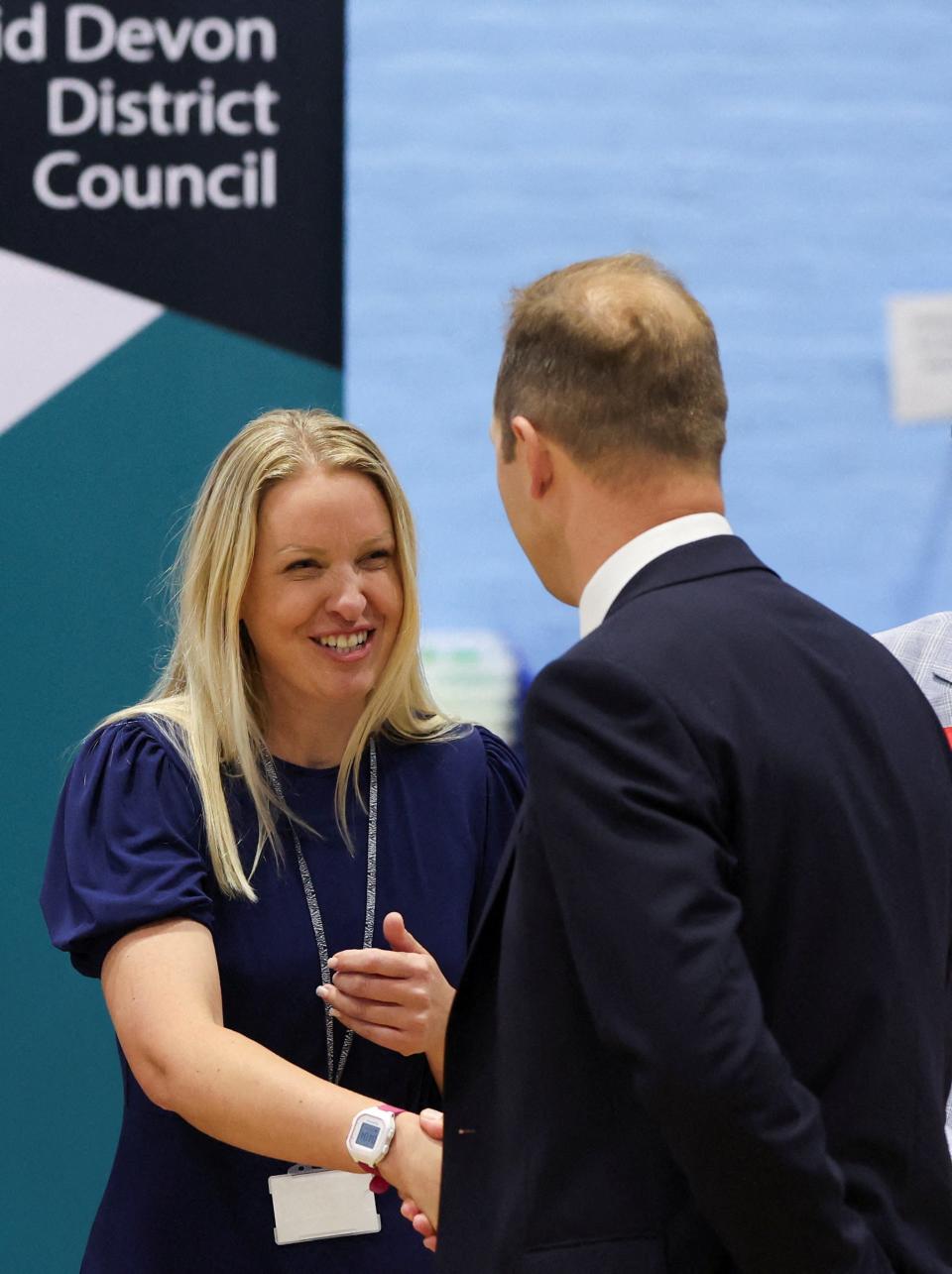 Conservative candidate Helen Hurford and Lib Dem winner Richard Foord shake hands following result (REUTERS)