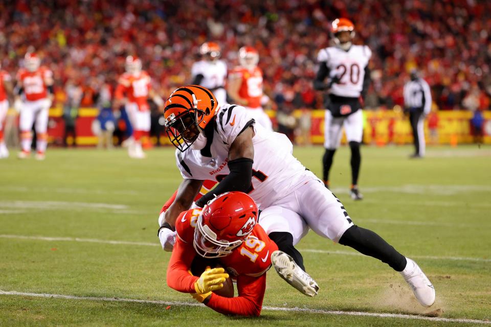 KANSAS CITY, MISSOURI - JANUARY 29: Kadarius Toney #19 of the Kansas City Chiefs fails to complete a catch against Mike Hilton #21 of the Cincinnati Bengals during the first quarter in the AFC Championship Game at GEHA Field at Arrowhead Stadium on January 29, 2023 in Kansas City, Missouri. (Photo by Kevin C. Cox/Getty Images)