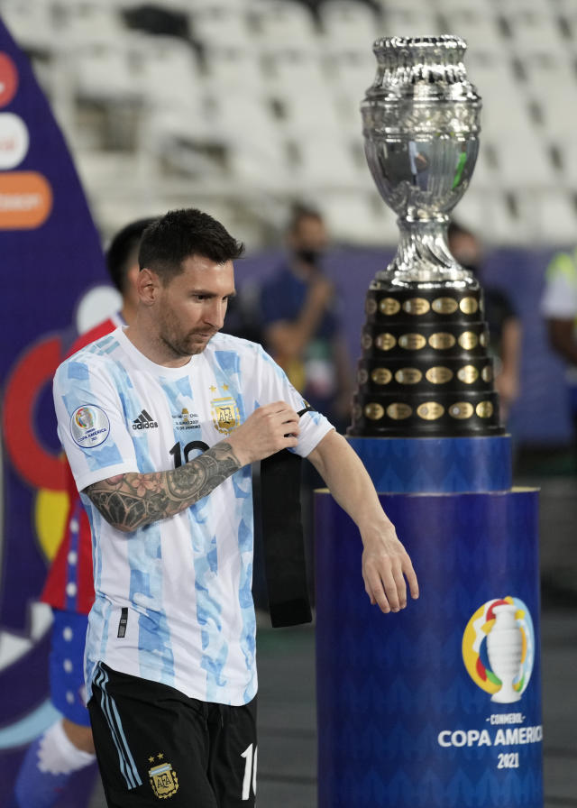 Pele and Maradona appear as holograms in Messi tribute - video