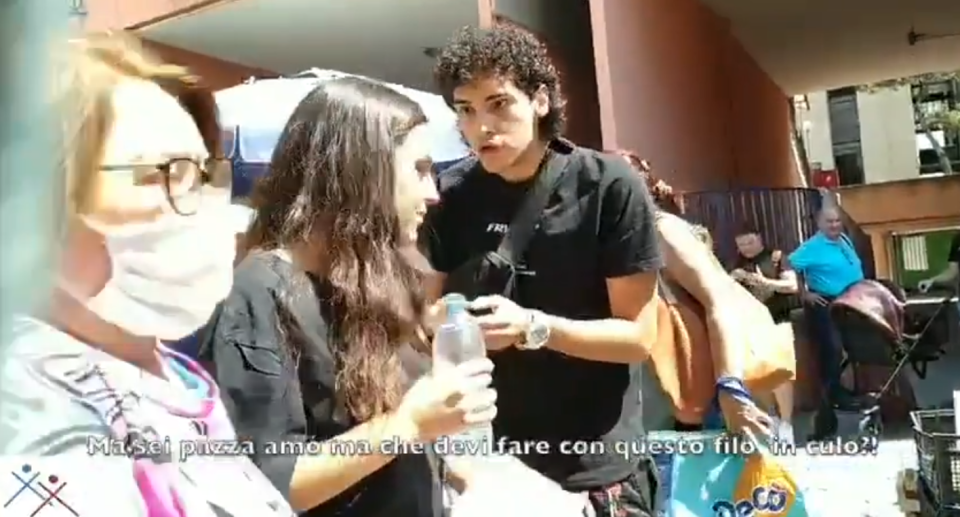 ¿Qué ocurre si una pareja se pelea hasta llegar a las manos en un mercado lleno de gente? Esta es la reacción tras el experimento social llevado a cabo en Nápoles (Italia). (Foto: Captura Facebook / @carezzainunpugno)