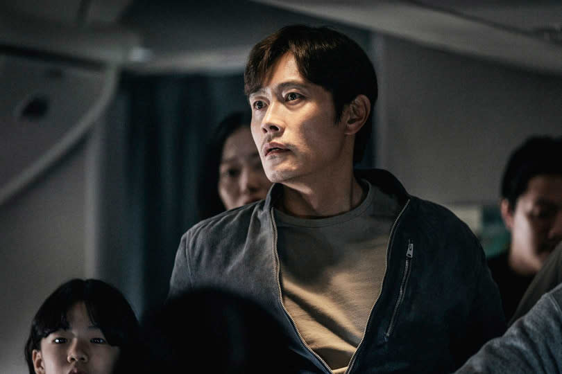 李炳憲在《緊急迫降》中飾演機上乘客。（圖／車庫）