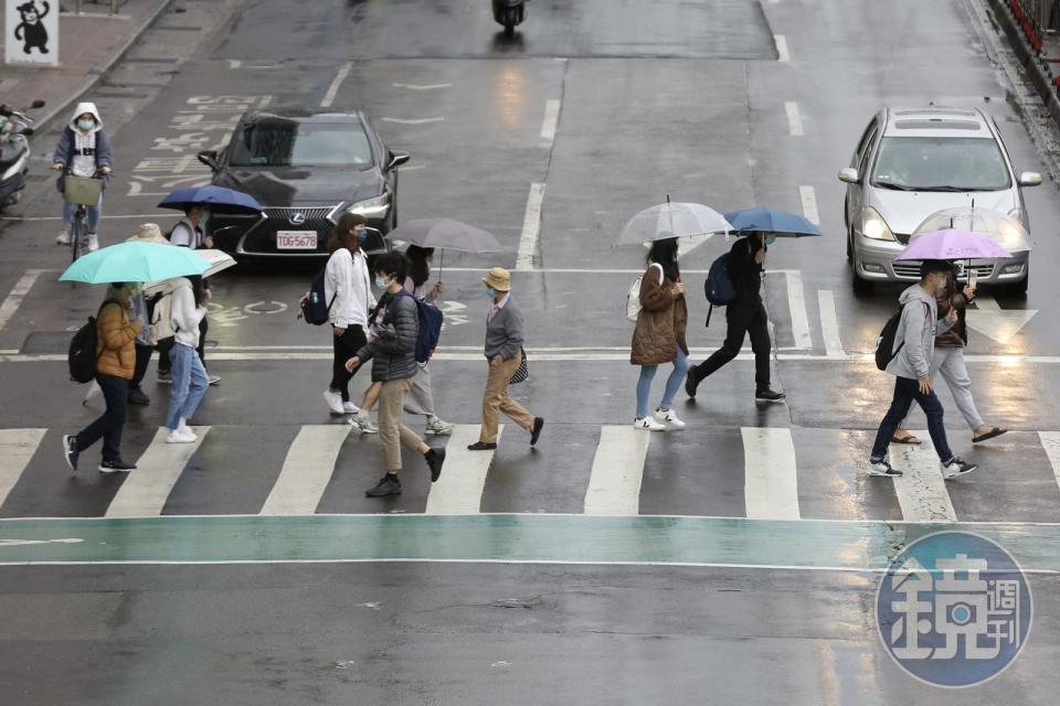 今（12日）鋒面通過，加上東北季風增強，雨區擴大，整天偏濕涼。（本刊資料照）