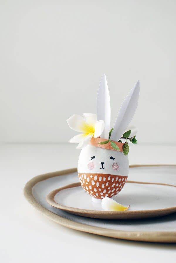 28) Bunny Egg Shell Vase