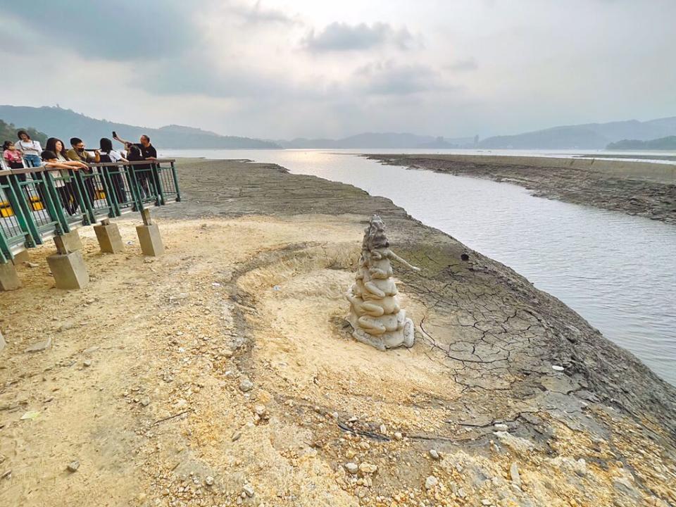 中南部久未降雨，日月潭水位18日降至741.5公尺（滿水位748.5公尺）破今年新低，九蛙疊像上岸。（資料照 楊靜茹攝）
