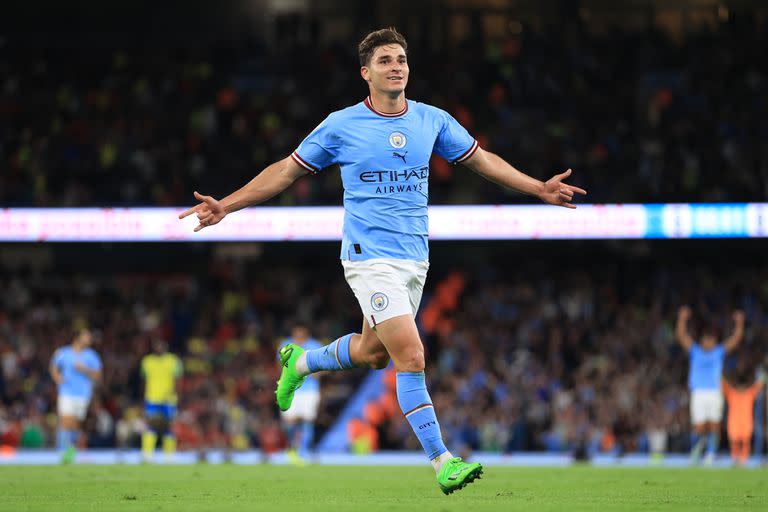 Álvarez festeja uno de sus dos goles ante Nottingham Forest, en su debut como titular en Premier