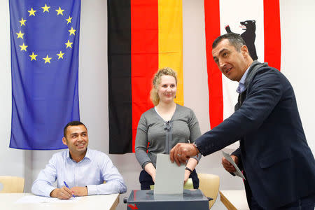 The leader of Germany's Greens Party Cem Oezdemir casts his vote for the German federal election in Berlin, Germany, September 24, 2017. REUTERS/Axel Schmidt