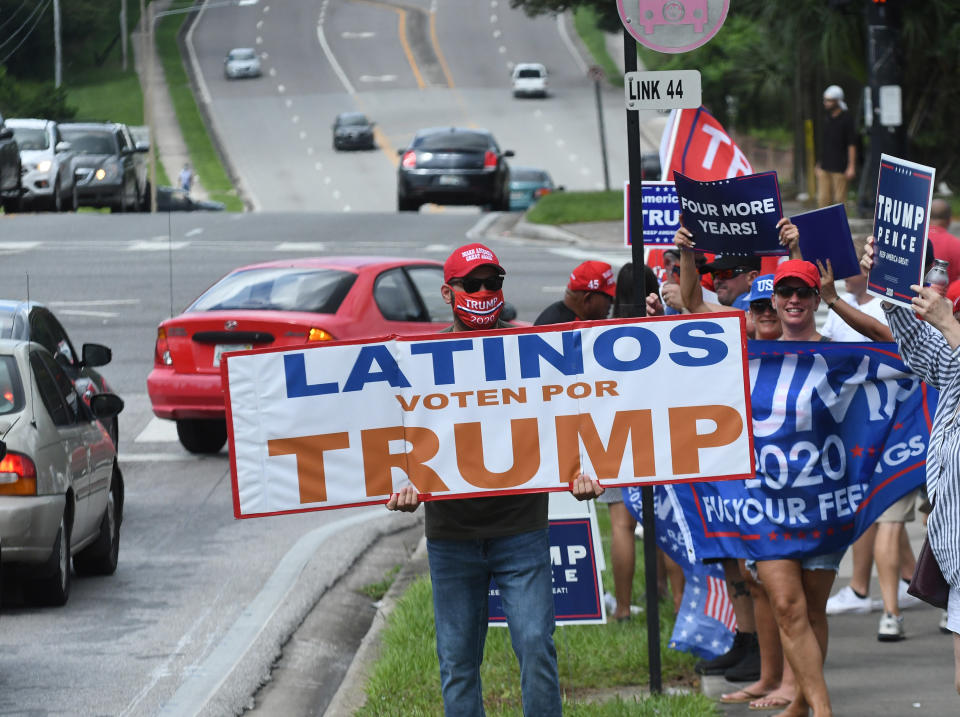 Simpatizantes de Trump en Orlando con pancartas que llaman a votar por el presidente en un acto de campaña del vicepresidente Mike Pence en Orlando. (Photo by Paul Hennessy/NurPhoto via Getty Images)