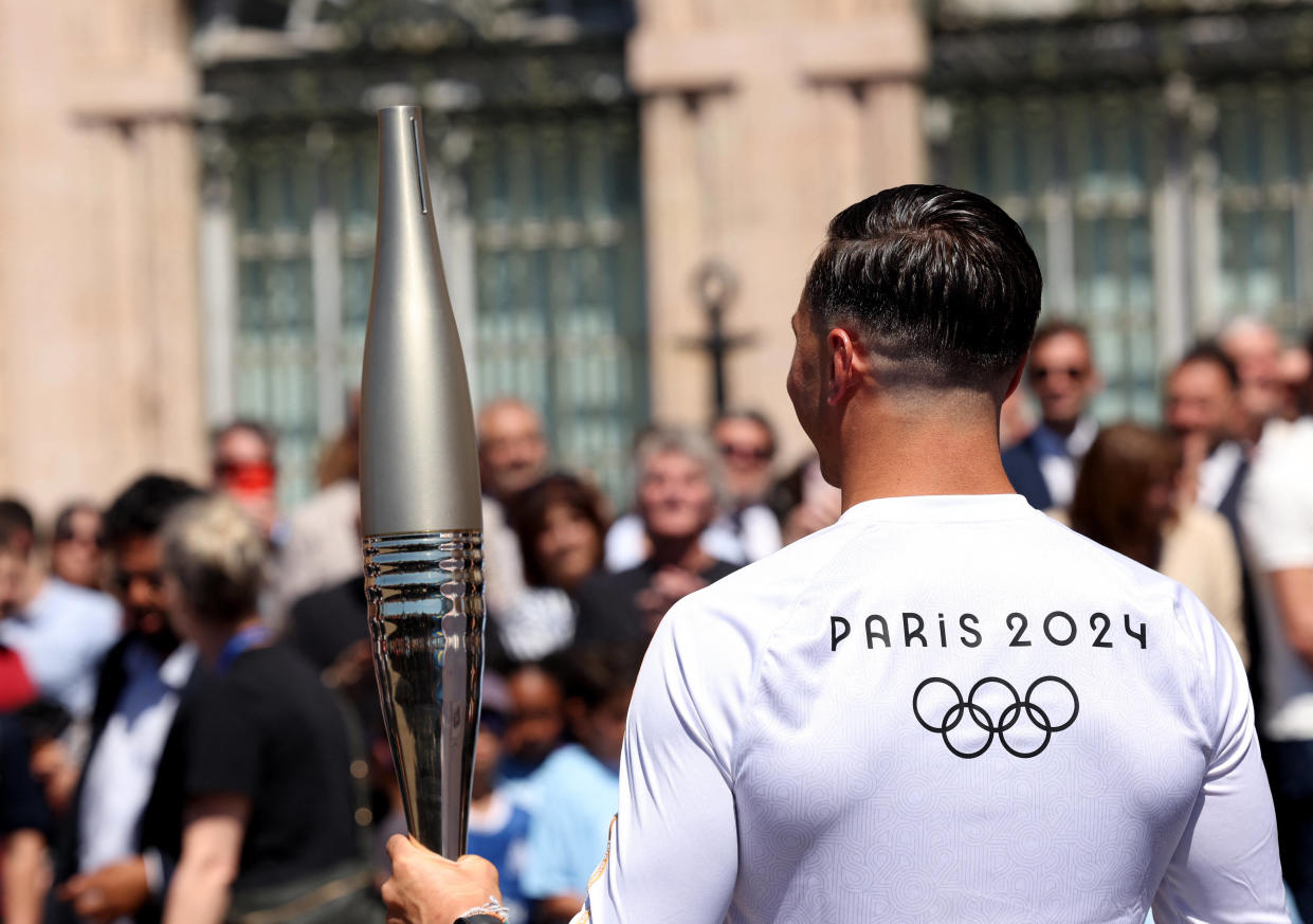 La flamme olympique, ici à Marseille dans la main de Matthieu Gudet,montera les marches du Festival de Cannes aux côtés des autres célébrités.