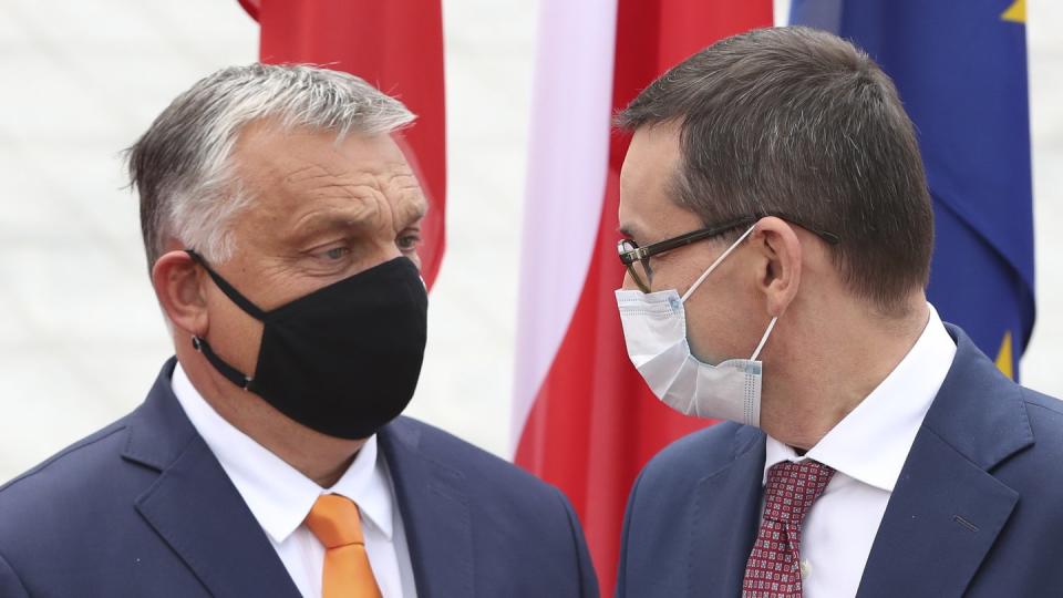 Polens Premierminister Mateusz Morawiecki begrüßt seinen ungarischen Amtskollegen Viktor Orban. Eine Mehrheit der EU-Staaten hat ungeachtet von Drohungen aus Ungarn und Polen ein Verfahren zur Bestrafung von Verstößen gegen die Rechtsstaatlichkeit innerhalb der Union auf den Weg gebracht.