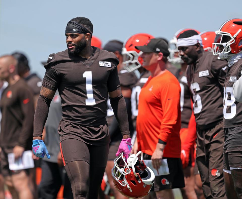 Browns-veiligheid Juan Thornhill loopt langs de zijlijn tijdens het minikamp, ​​donderdag 13 juni 2024, in Berea.