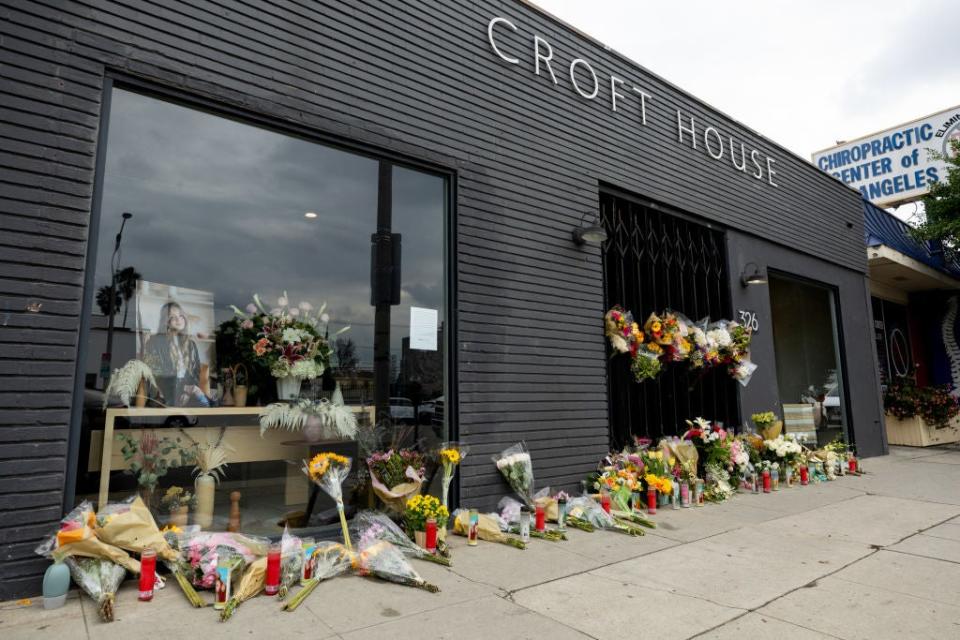 Flores que fueron colocadas afuera de la mueblería Croft House furniture en memoria de la estudiante de posgrado Brianna Kupfer (Getty Images)