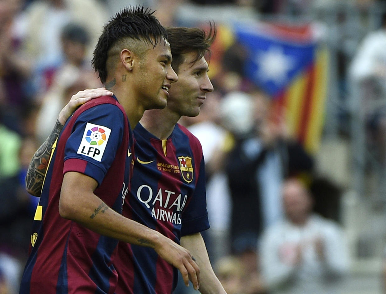 El brasileño Neymar (I) y el argentino Lionel Messi durante un partido contra el Deportivo La Coruña, en Barcelona, el 23 de mayo de 2015. (AFP/Archivos | Lluis Gene)