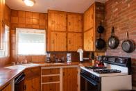 <p>The kitchen is nicely equipped so you can prep your meals for excursions into the park.<br>(Airbnb) </p>