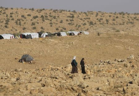 Displaced people from the Yazidi religious minority, who fled the violence from forces loyal to the Islamic State in Sinjar town, take shelter in Mount Sinjar August 13, 2014. REUTERS/Rodi Said