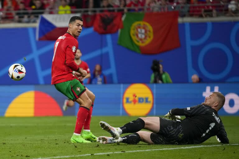 El arquero Jindrich Stanek tapa la definición de zurda de Cristiano Ronaldo