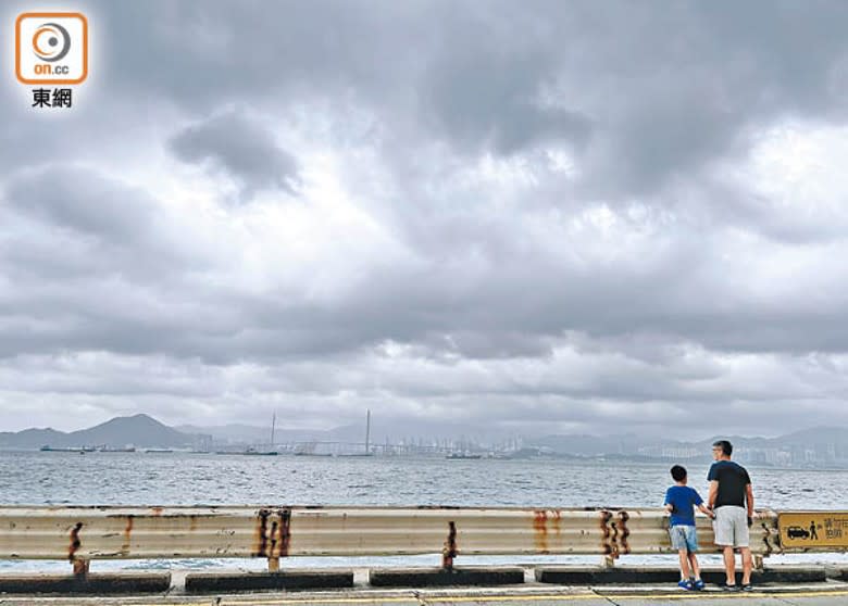 堅尼地城：西環海旁是近期市民賞浪熱點。（黃仲民攝）