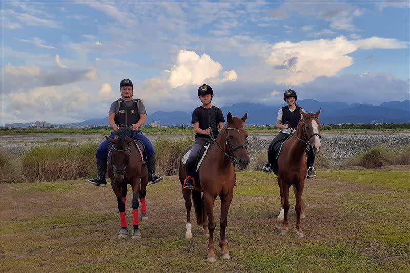 參加宜蘭噶馬蘭馬術運動場騎馬體驗，由中華馬協A級馬術教練團隊提供最專業、安全、愉悅的馬術運動服務。（圖／KLOOK提供）