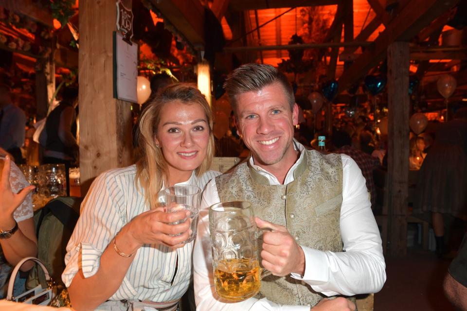 <p>Ein Wasser? Auf der Wiesn? So richtig wohl fühlte sich Franziska van Almsick scheinbar nicht auf der Wiesn, Schwimmkollege Thomas Rupprath hingegen ließ sich die Maß 2018 schmecken. (Bild: Hannes Magerstaedt/Getty Images)</p>