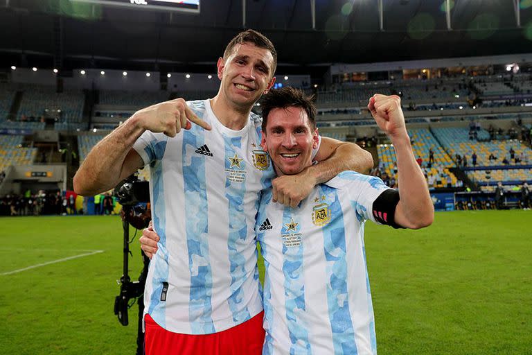 Emiliano Dibu Martínez y Lionel Messi, durante los festejos de la Copa del Mundo; el arquero habló de muchos temas, incluso sobre el N° 10