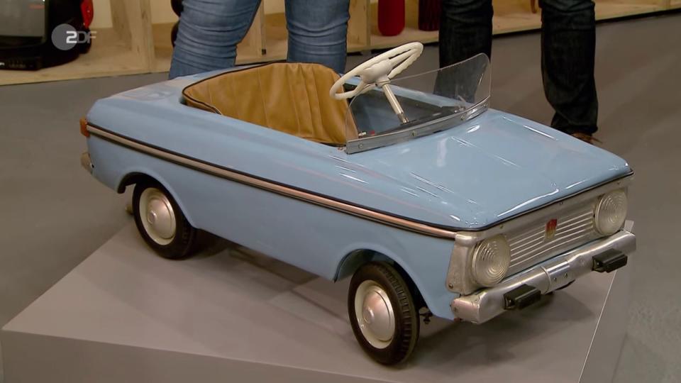 Ein nostalgisches Tretauto für Kinder aus Blech wurde Mitte der 1960er-Jahre produziert. Das Modell stammt aus der DDR und war Susanne Steiger 400 Euro wert. (Bild: ZDF)