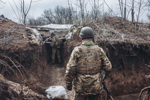 Des soldats ukrainiens sur la ligne de front du Donbass, le 11 avril 2022. (Photo: Anadolu Agency via Getty Images)