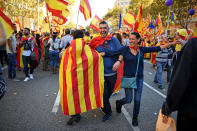 <p>Thousands of pro-unity protesters gather in Barcelona, two days after the Catalan parliament voted to split from Spain on Oct. 29, 2017 in Barcelona, Spain. (Photo: Jeff J. Mitchell/Getty Images) </p>