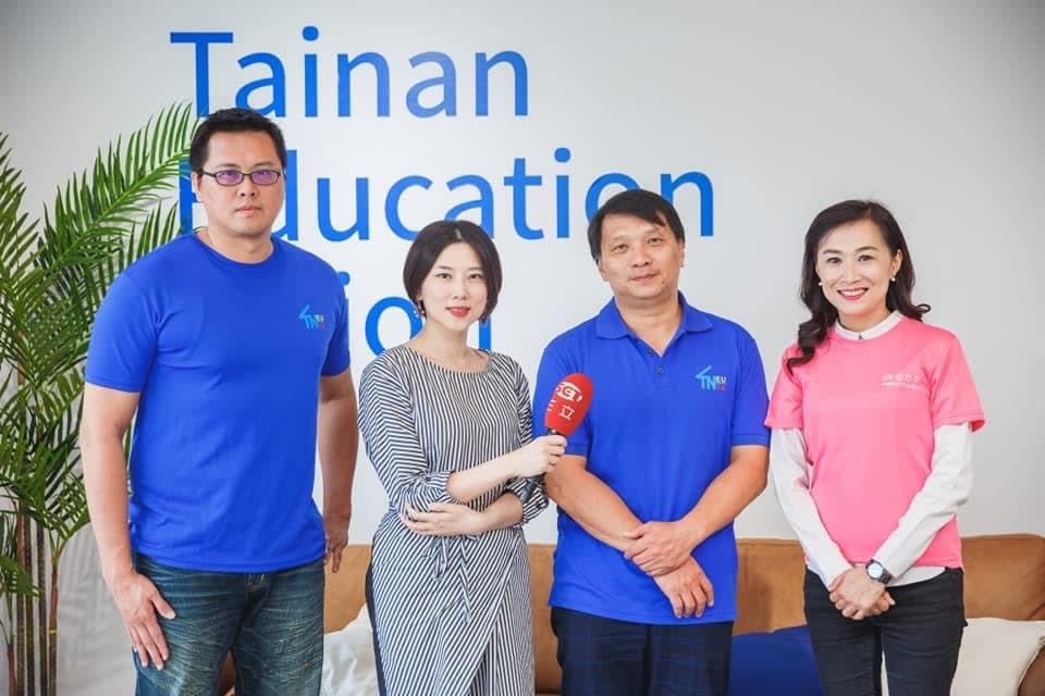 王俊仁（左一）曾以台南教師工會代表名義，陪同林宜瑾接受節目訪問。翻攝林宜瑾臉書