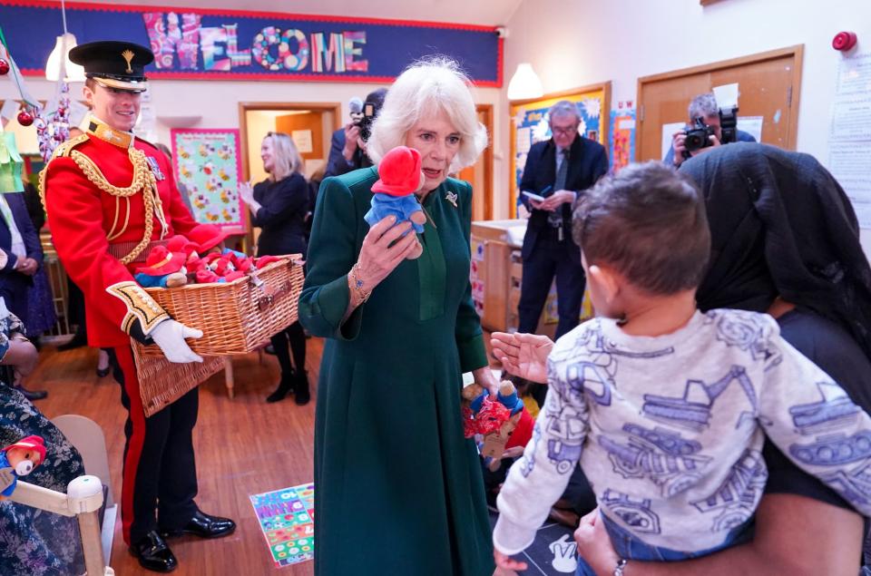 La reine consort Camilla fait don d'ours Paddington déposés en hommage à Elizabeth II - ARTHUR EDWARDS / POOL / AFP