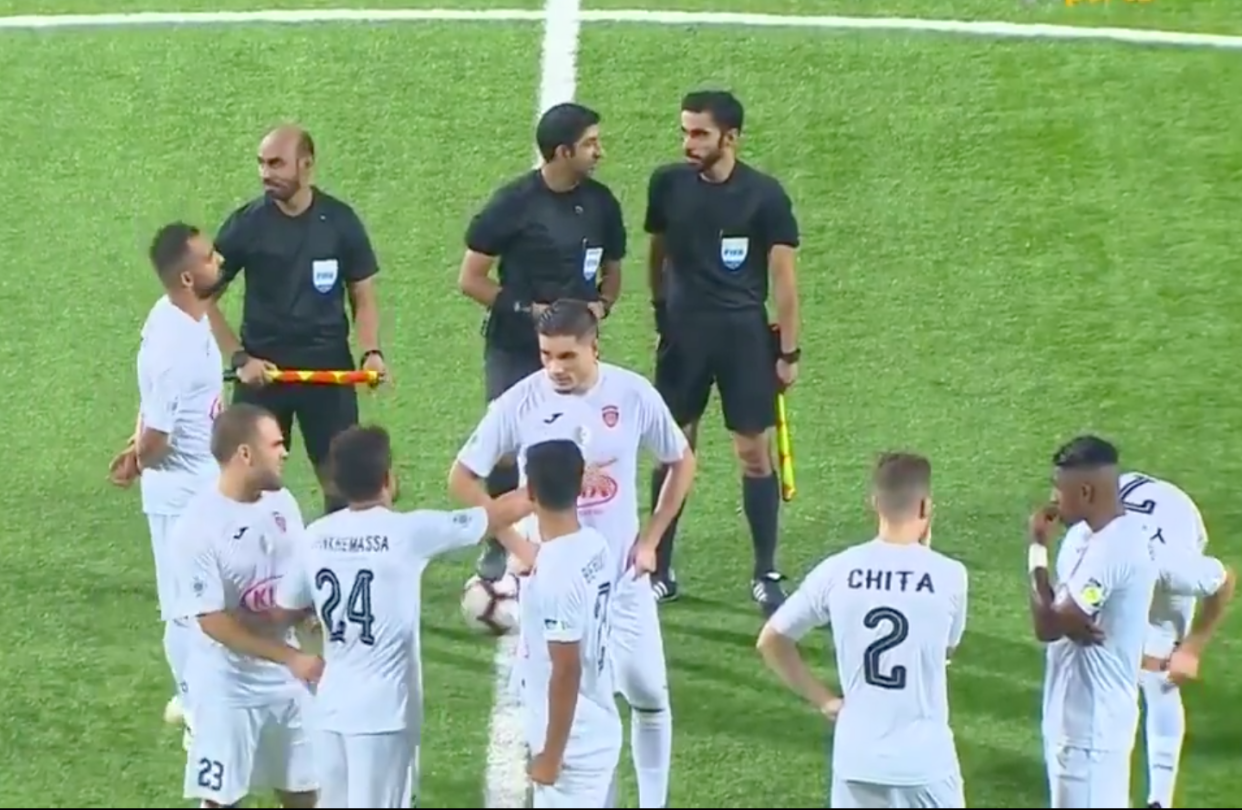 Futbolistas del USM Alger esperan tras el abandono de sus rivales.| Foto: YouTube