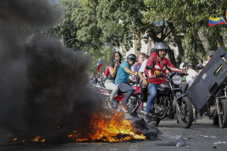 Los manifestantes salieron a las calles para exigir que se respete su voto y Maduro reprimió con las fuerzas armadas