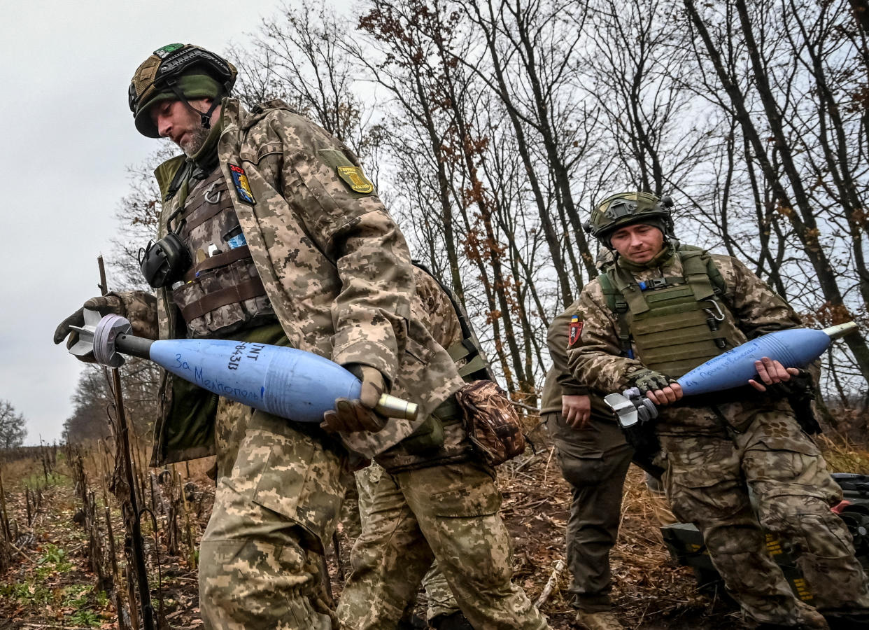 Ukrainian servicemen prepare to fire a mortar on a front line, as Russia&#39;s attack on Ukraine continues, in Zaporizhzhia region, Ukraine November 16, 2022.  REUTERS/Stringer