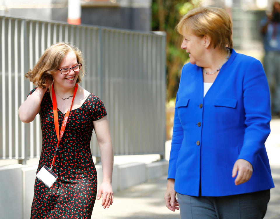 Angela Merkel besuchte Natalie Dedreux, eine junge Frau mit Downsyndrom. (Bild: Reuters)