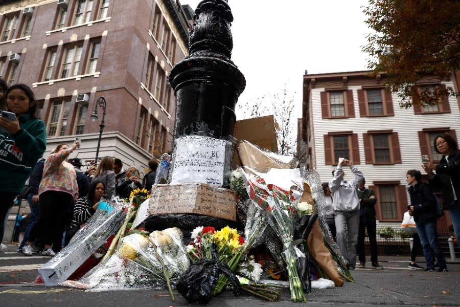 NEW YORK, NEW YORK - OCTOBER 30: Fans pay tribute to late actor Matthew Perry outside "Friends" building on October 30, 2023 in New York City. (Photo by John Lamparski/Getty Images)