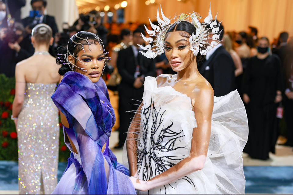 Les coiffes très originales de Winnie Harlow (à droite) et de Teyana Taylor (à gauche) en 2022