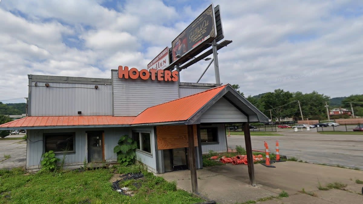The residents of Charleston, West Virginia are holding a candlelit vigil ahead of the demolition of their local Hooters. (Google Maps )