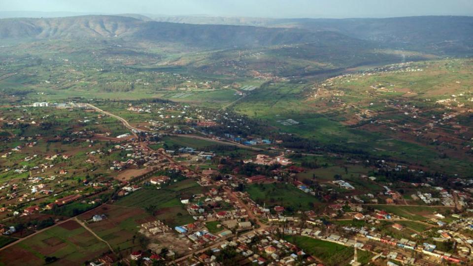 Volar a Kigali ofrece fantásticas vistas de la verde campiña ruandesa. Crédito: Colección 506/Alamy Stock Photo