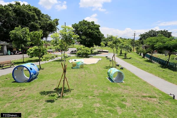 大大小小的彩繪涵管點綴綠地空間，讓公園充滿童趣不單調。<br /><br />（圖：水保局提供）