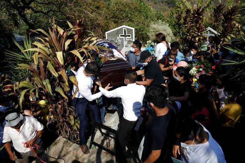 In El Salvador, discrepancy over deaths and mass graves alarms critics