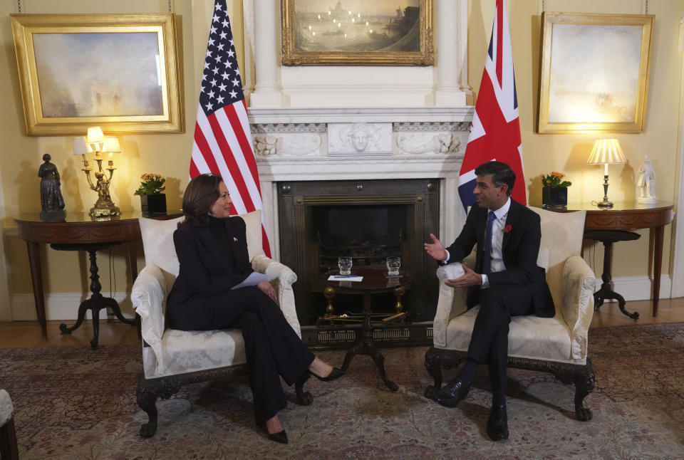 El primer ministro británico Rishi Sunak recibe a la vicepresidenta estadounidense Kamala Harris en 10 Downimng Street, Londres, 1 de noviembre de 2023. (Carl Court/Pool Foto via AP)