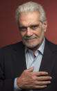 En 2003, <em>Paris Match</em> interroge Omar Sharif sur les raisons de sa séparation avec Faten Hamama, "<em>qui semble avoir été l’amour de</em> [sa] <em>vie"</em> selon l’hebdomadaire. Le comédien déclare alors avoir divorcé en raison de la célébrité. "<em>J'ai su que j'aurais du mal à ne pas succomber à la tentation</em>, ajoute-t-il. <em>Je me suis dit qu'il valait mieux que je laisse ma femme à ce moment-là, tant qu'elle était encore jeune et qu'elle pouvait refaire sa vie.</em>" Il admet qu’il était "<em>heureux</em>" avant de connaître le succès international. "<em>J'avais un bel appartement, un enfant, et je m'apprêtais à en faire un autre</em>, poursuit-il. <em>Peut-être ma vie aurait-elle été plus heureuse ! Mais je n'en sais rien, et personne ne le saura jamais. Et puis, dans tous ces déplacements, je n'allais pas trimbaler une femme avec moi. Je n'aurais jamais aimé et respecté une femme qui aurait accepté de vivre comme cela, qui n'aurait pas pu avoir sa propre vie de son côté. J'ai donc toujours vécu seul…</em>" <em>(Photo by J. Vespa/WireImage via Getty Images)</em>