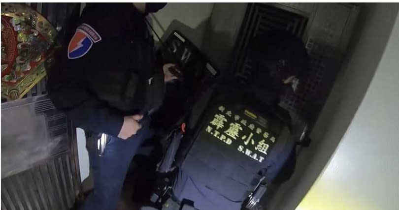 警方在台北、台中、新北各處，破門攻堅逮捕杜男、薛男等7人。（圖／翻攝畫面）