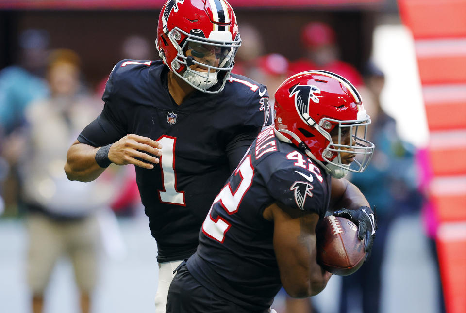 Marcus Mariota, Caleb Huntley and the Falcons are running to win in an NFL that's increasingly returning to its ground-game roots. (Photo by Todd Kirkland/Getty Images)