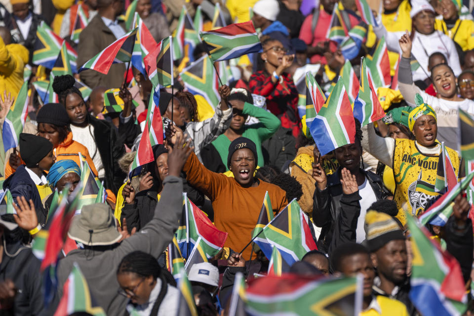 Sudafricanos se congregan antes de la toma de posesión de Cyril Ramaphosa como presidente de Sudáfrica, en Tshwane, Sudáfrica, el 19 de junio de 2024. (AP Foto/Jerome Delay)