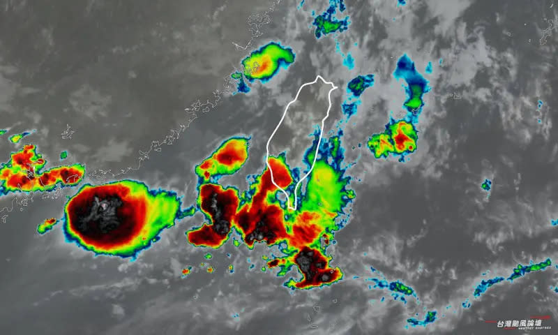 ▲台灣周邊仍然充斥著一坨又一坨的雷雨胞，隨時有降雨的機會。（圖／翻攝自「台灣颱風論壇｜天氣特急」臉書）