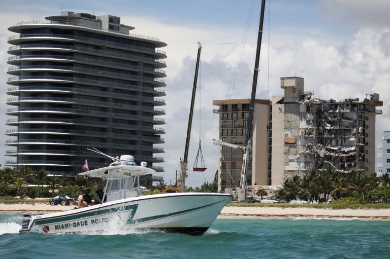 Una vista del Eighty Seven Park (izq) construido al lado del Champlain Towers