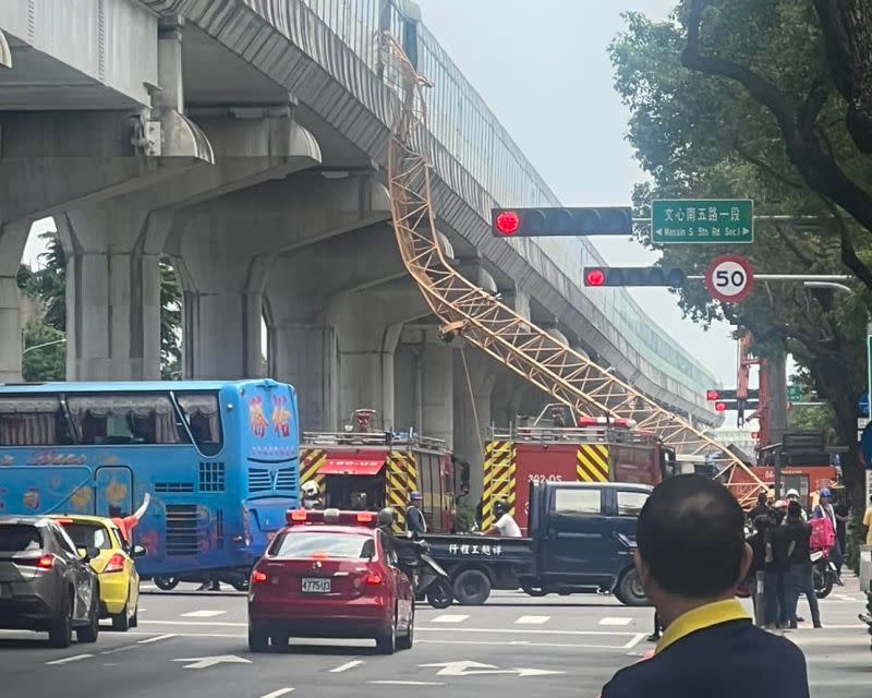 ▲台中捷運遭到工地吊臂砸中，最後列車撞上造成1死10傷悲劇。(圖／翻攝TCPB局長室臉書)