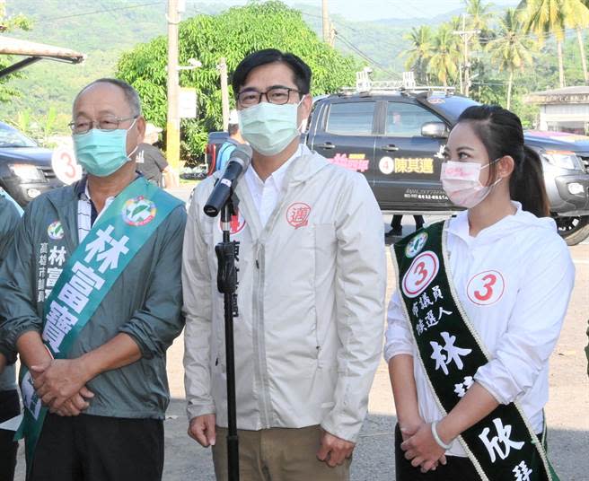 高雄市長陳其邁（中）21日認為，市政建設是一棒接一棒完成。（林瑞益攝）